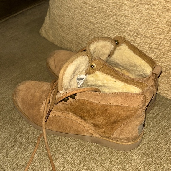 Uggs size 7 shoe. - Picture 1 of 2